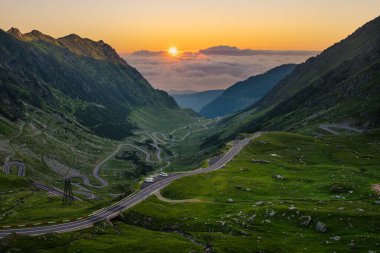 Romanya 'nın ünlü Transfagarasan Otoyolu gün doğumunda