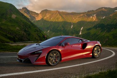 2021 McLaren Artura gözcü yolunda