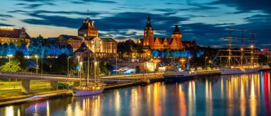 Geceleri Szczecin (Stettin) şehrinin panoramik görüntüsü.