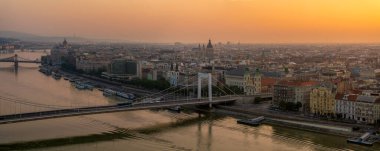 Budapeşte 'de puslu gün doğumu