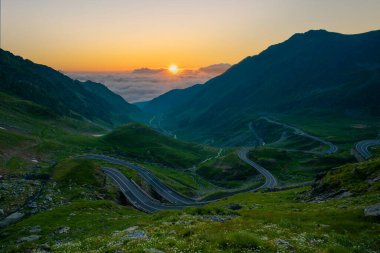 Romanya 'nın ünlü Transfagarasan Otoyolu gün doğumunda