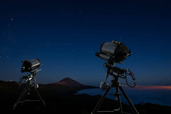 Telescópios Observando Céu Noturno — Fotografia de Stock
