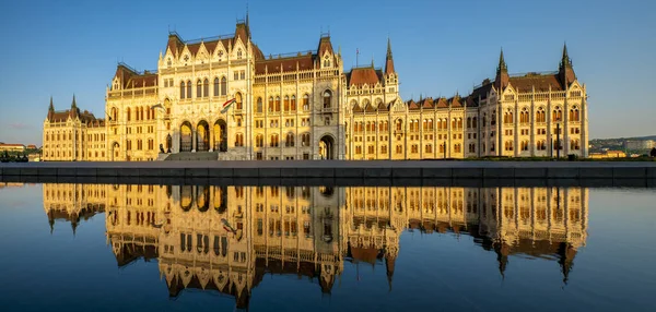 Magyar Parlament Épületét Ábrázoló Panoráma Budapesten — Stock Fotó