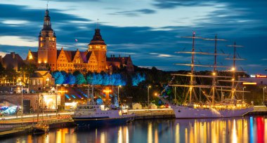 Geceleri Szczecin (Stettin) şehrinin panoramik görüntüsü.