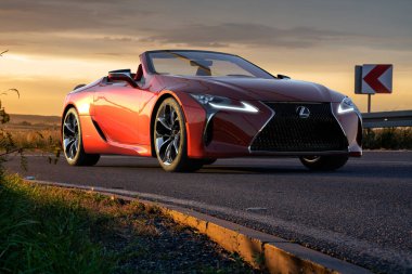 Lexus LC 500 Üstü açılabilir araç yolda