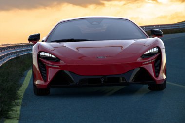 2021 McLaren Artura gözcü yolunda