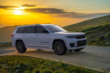 Güzel bir dağ yolunda yeni bir Jeep Grand Cherokee L
