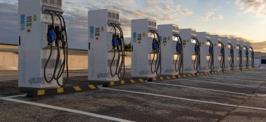 Hızlı şarj cihazıyla donatılmış elektrikli arabalar için hızlı şarj istasyonu
