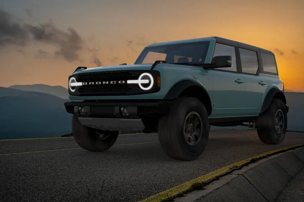 Ford Bronco Wildtrak Dağlarda manzaralı bir yolda
