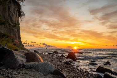Polonya 'nın en güzel sahillerinden birinde gün doğumu. Gdynia-Orlowo