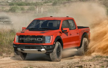 Yeni Ford F-150 Raptor vahşi doğada hızlı sürüş sırasında