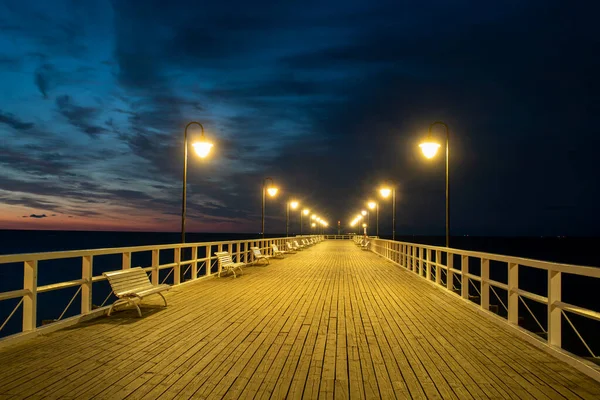 Dřevěné Molo Moře Osvětlené Noci Stylovými Lampami — Stock fotografie