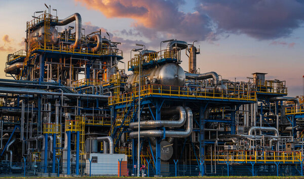 НПЗ в свете заходящего солнца