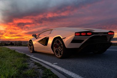 Yeni Countach LPI 800-4. Lamborghini efsanesinin yeniden canlandırılması