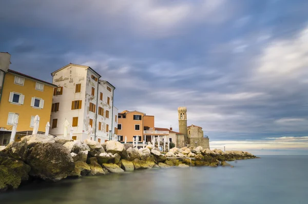 Bonita vista al faro en la ciudad de Piran antes del atardecer — Foto de Stock