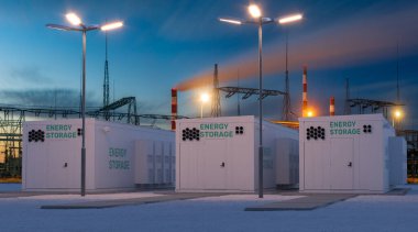 Geleneksel enerji santralinin yakınındaki Pil Enerjisi Depolama Sistemi