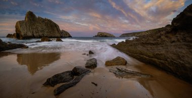 İspanyol sahilinde dramatik bir gün batımı Santander yakınlarında, Arnia Sahili