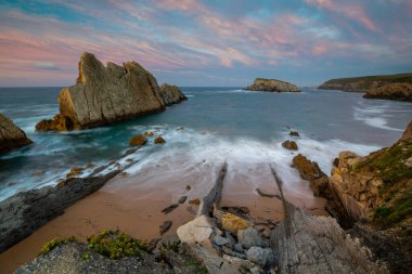 İspanyol sahilinde dramatik bir gün batımı Santander yakınlarında, Arnia Sahili