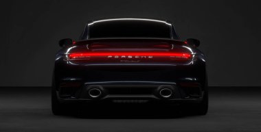 Karanlık bir stüdyoda bir Porsche 911 Turbo S 'nin arka ve arka farları.