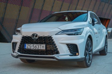 Lexus RX 350 saat. Uygun fiyata birinci sınıf segment.