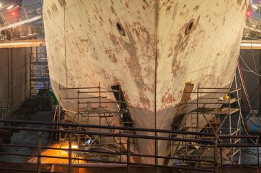 Tersanedeki tamirat sırasında limanda üç direkli yelkenli gemi.