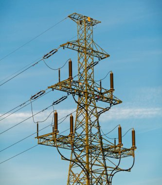 yüksek voltajlı elektrik direği