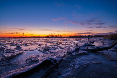 Gölün kıyıları şafakta dondu.