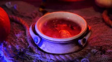 Cadı, guruldayan bir kazanda iksir pişiriyor. Ürkütücü bir arka planda Cadılar Bayramı partisi dekorasyonu. Zehirli dumanlı cadı kazanı.. 