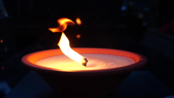 Lyset Brænder Ved Graven Stearinlys Flamme Tæt Stearinlys Brænder Kirkegården – Stock-video