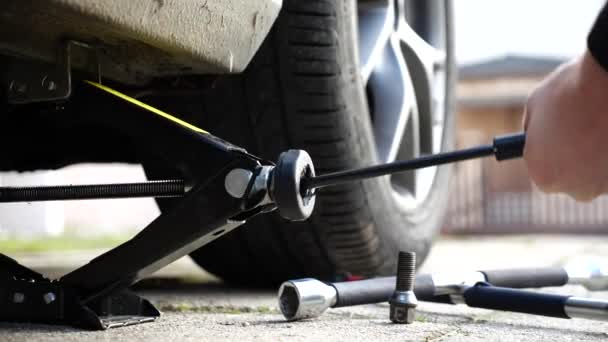 Changement Roue Pneu Voiture Homme Utilisant Prise Voiture Pour Dévisser — Video