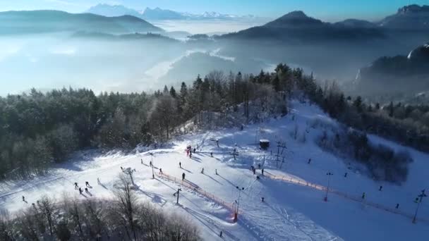 滑雪者和滑雪者在斜坡上滑行的空中景观 美丽的滑雪胜地 配有滑雪电梯 冬季风景 雪白如雪 寒假期间阳光明媚 完美的滑雪条件 — 图库视频影像