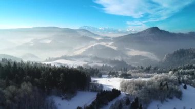 Beyaz dağlarda kış ve ünlü kış kayak merkezi hava manzarası. Alp dağlarında güneşli bir kış günü. Tatra dağlarında kış, Avusturya, İsviçre, İtalya, Polonya.