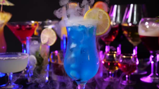 Niebieska Laguna Niebieskim Curacao Przy Barze Pokaz Barmanów Przygotowany Koktajl — Wideo stockowe