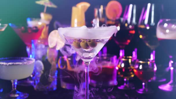 Martini Pije Oliwkami Przy Barze Pokaz Barmanów Przygotowany Koktajl Suchym — Wideo stockowe