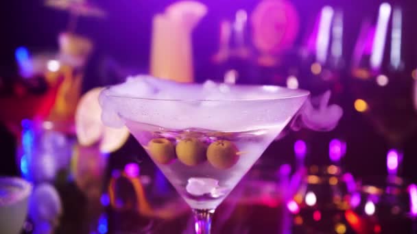 Martini Pije Oliwkami Przy Barze Pokaz Barmanów Przygotowany Koktajl Suchym — Wideo stockowe
