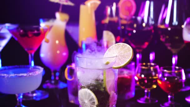 Mojito Drink Miętą Limonką Przy Barze Pokaz Barmanów Przygotowany Koktajl — Wideo stockowe