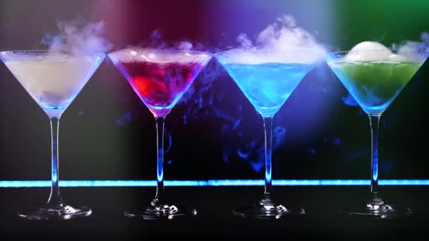 Varias Bebidas Colores Con Hielo Seco Mostrador Del Bar Cerca — Vídeo de stock