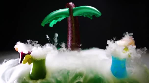 Plaj Barında Palmiye Ağaçlı Kuru Buzlu Çeşitli Renkli Kokteyller Barmen — Stok video