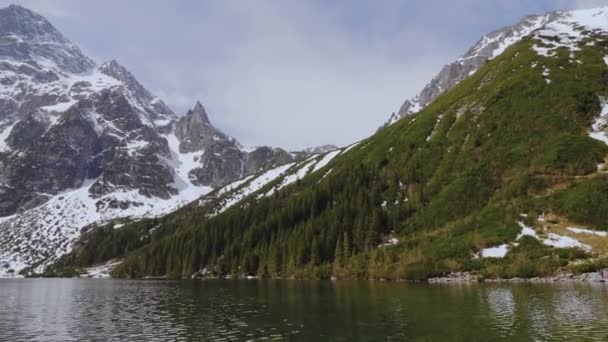 Yüksek Kayalık Dağlar Kristal Berrak Turkuaz Göl Manzarası Tatra Dağları — Stok video