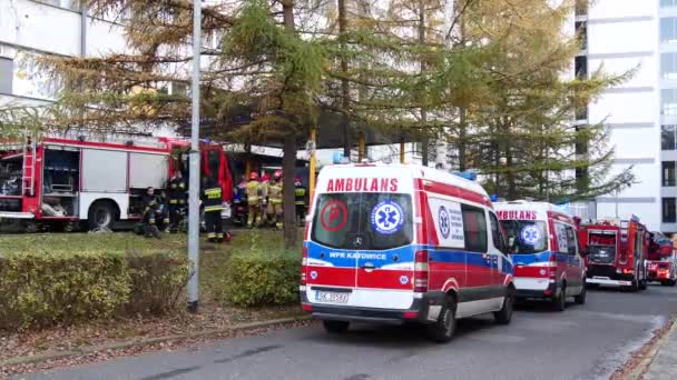 ポーランドのカトヴィツェ 2020年11月14日 コロナウイルスのパンデミック時の病院の避難 病院で火事だ 多くの消防士 消防車 救急車が患者を避難させる Covid 19のコンセプト — ストック動画