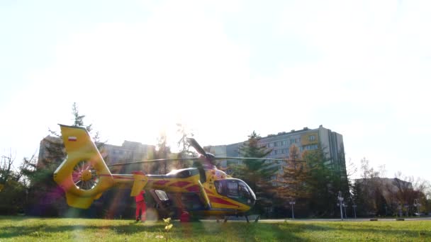 カトヴィツェ ポーランド 2020年11月14日 ヘリコプター緊急医療サービス開始 救急車が病院から離陸しようとしている 事故で負傷者を助けるために飛んで救助ヘリコプター — ストック動画