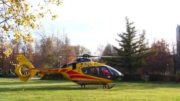 Servizio Medico Emergenza Elicottero Azione Ambulanza Sta Decollare Dall Ospedale — Video Stock