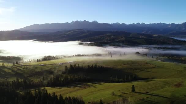 Ορεινό Τοπίο Πρωινή Ομίχλη Εναέρια Θέα Tatra Ψηλά Βουνά Ηλιόλουστο — Αρχείο Βίντεο