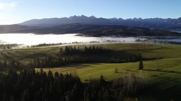 Luftaufnahme Der Berglandschaft Mit Morgennebel Tatra Hochgebirge Sonnigen Morgen Nach — Stockvideo