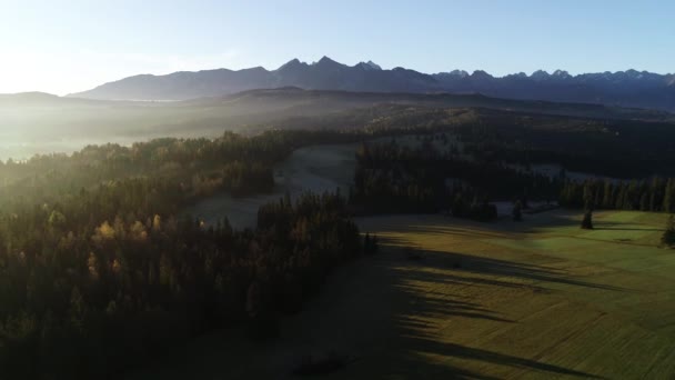 山水与晨雾 日出后阳光灿烂的早晨 塔特拉山高耸 黎明后的高山风景 背景中的雾蒙蒙的森林和高山鸟瞰 — 图库视频影像