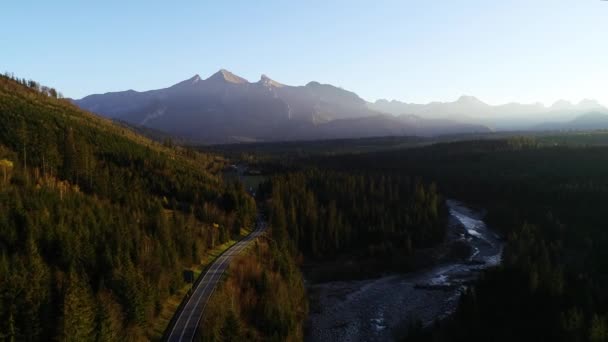 Flygfoto Över Berg Vriden Väg Kalla Höstfjäll Och Ren Väg — Stockvideo