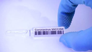 Coronavirus için bir tıp laboratuarında aşı. COVID-19 virüs aşısı. Ampulü aşıyla doldur. Coronavirus salgını için tedavi ve çözüm. 