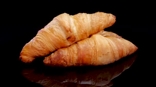 Croissants Recién Horneados Croissants Franceses Girando Sobre Fondo Negro Desayuno — Vídeos de Stock