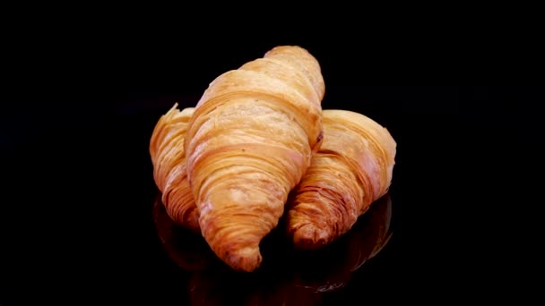 Croissants Recién Horneados Croissants Franceses Girando Sobre Fondo Negro Desayuno — Vídeo de stock