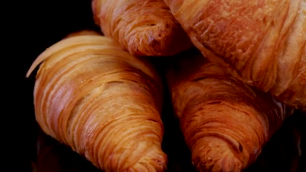 Verse Gebakken Croissants Van Dichtbij Bekeken Franse Croissants Draaien Een — Stockvideo